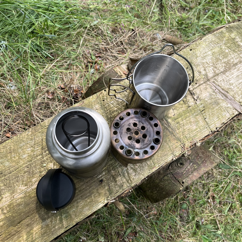 Bushcraft Kogegrej fra Cumagear i rustfrit stål - Kogesæt til brug over åben ild.