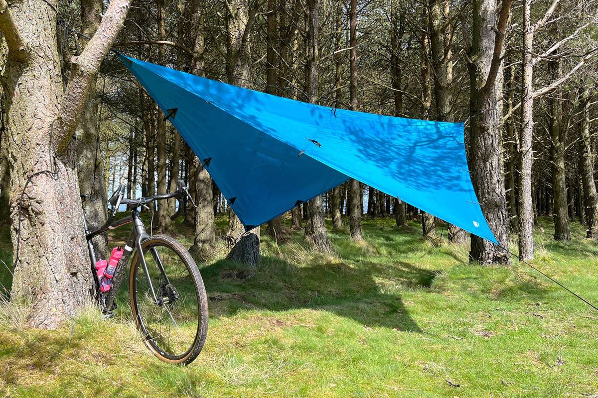 DD Hammocks Recycled Tarp 3. Tarp på 3 x 2,9 m. 19 fikseringspunkter. I genanvendt og bæredygtigt materiale.