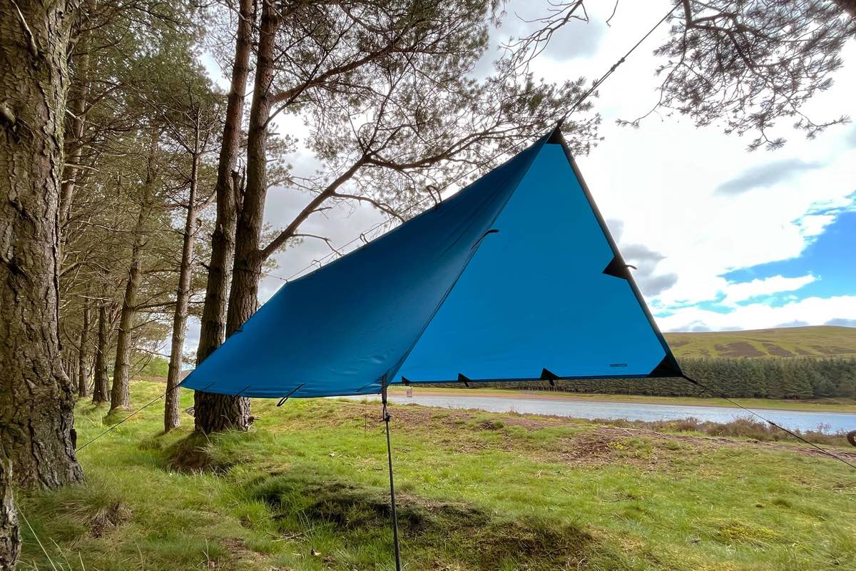 DD Hammocks Recycled Tarp 3. Tarp på 3 x 2,9 m I genanvendt og bæredygtigt materiale. på ridge line.