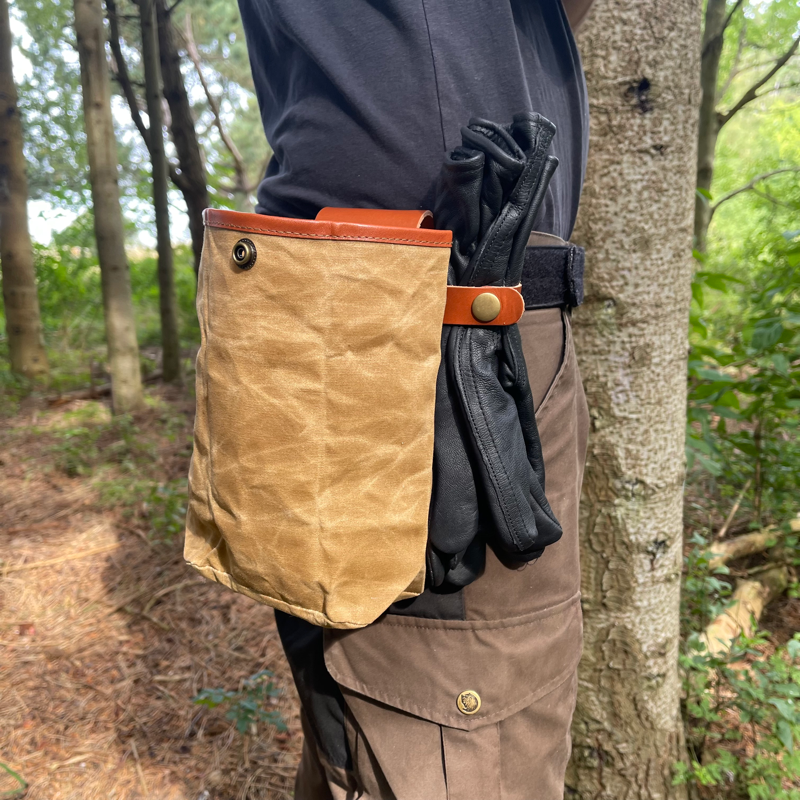 Sankepose i vokset canvas og læder og messing- Cuma Gear - Coyote