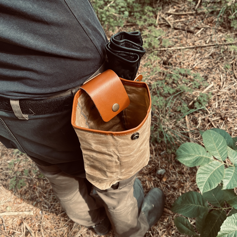 Sankepose i vokset canvas og læder og messing- Cuma Gear - Coyote