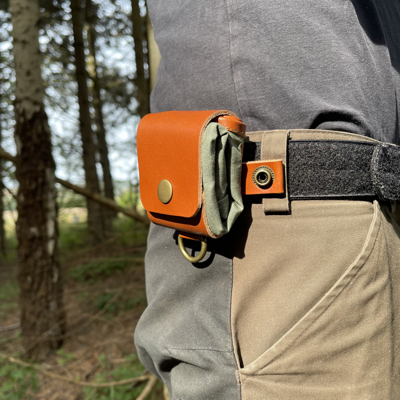 Sankepose i vokset canvas og læder og messing- Cuma Gear - Olive