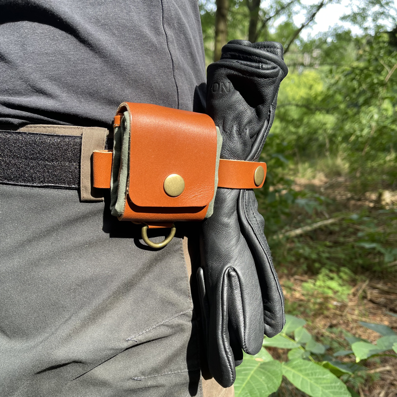 Sankepose i vokset canvas og læder og messing- Cuma Gear - Olive