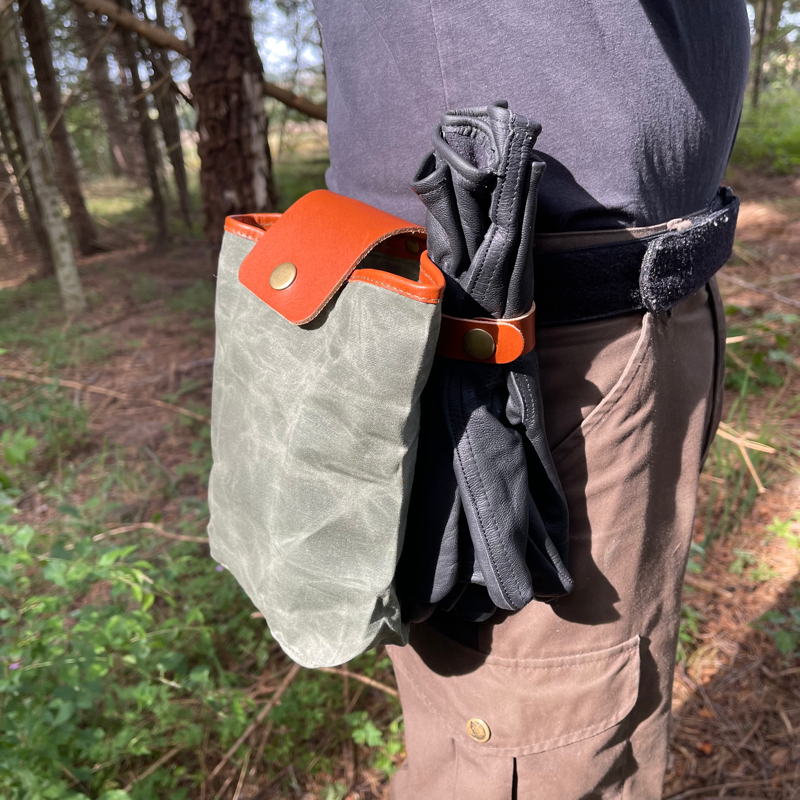 Sankepose i vokset canvas og læder og messing- Cuma Gear - Olive