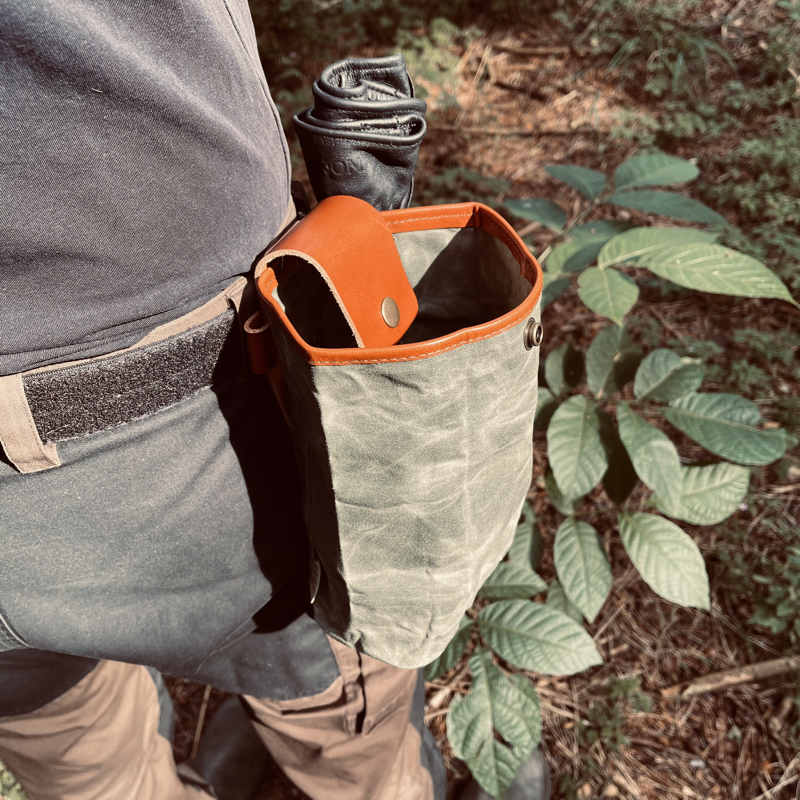 Sankepose i vokset canvas og læder og messing- Cuma Gear - Olive