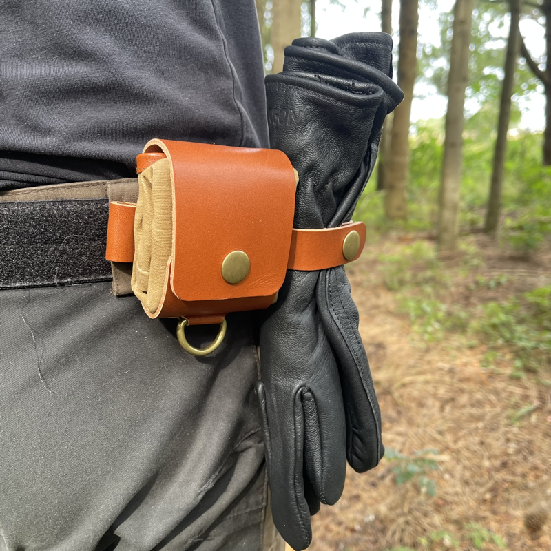 Sankepose i vokset canvas og læder og messing- Cuma Gear - Coyote