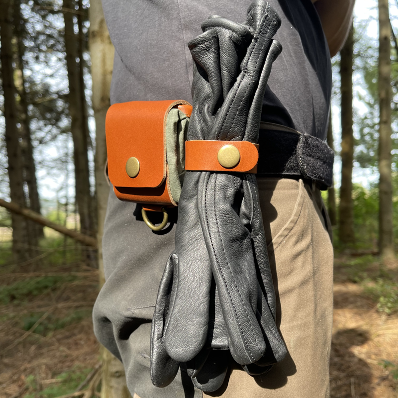 Sankepose i vokset canvas og læder og messing- Cuma Gear - Olive