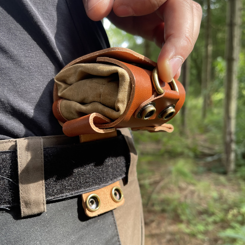 Sankepose i vokset canvas og læder og messing- Cuma Gear - Coyote