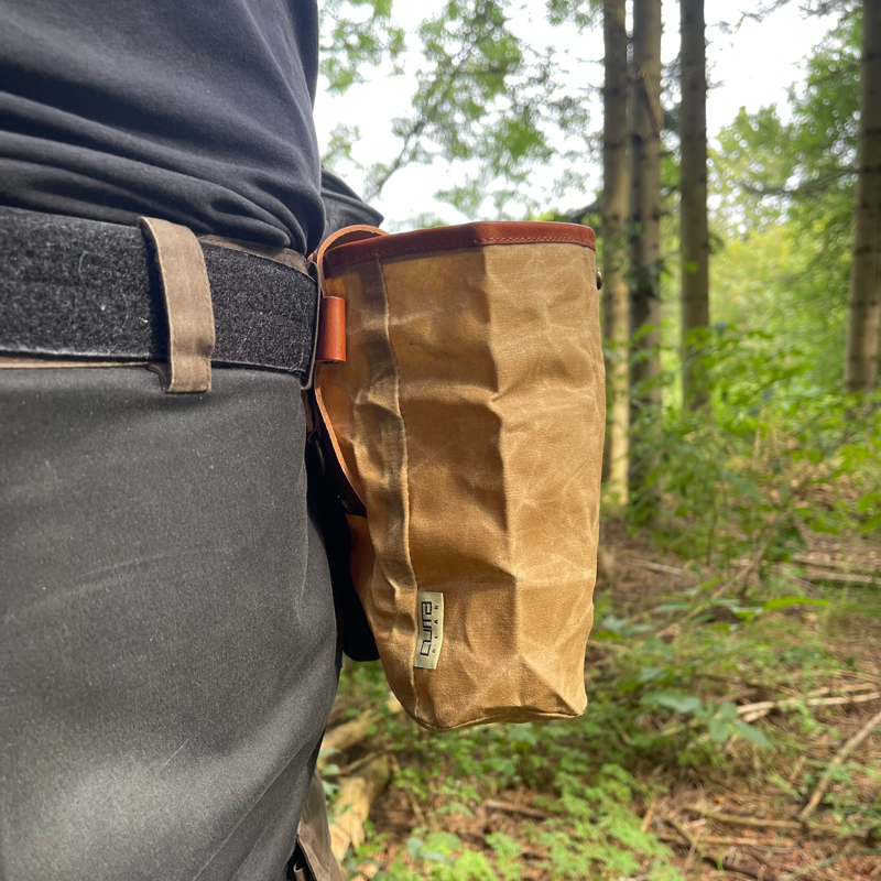 Sankepose i vokset canvas og læder og messing- Cuma Gear - Coyote