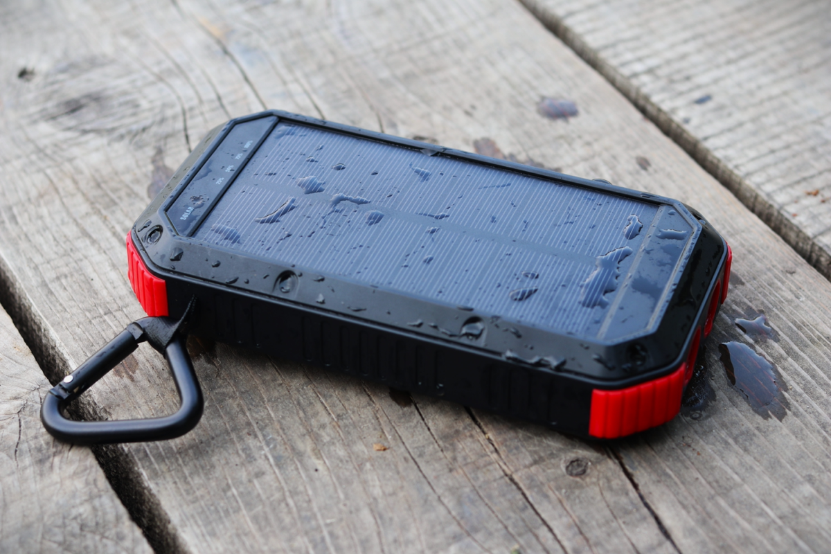 Solcelle Powerbank 30000mAh - Vandafvisende - 4 USB porte - Trådløs opladning - USB C - Lommelygte