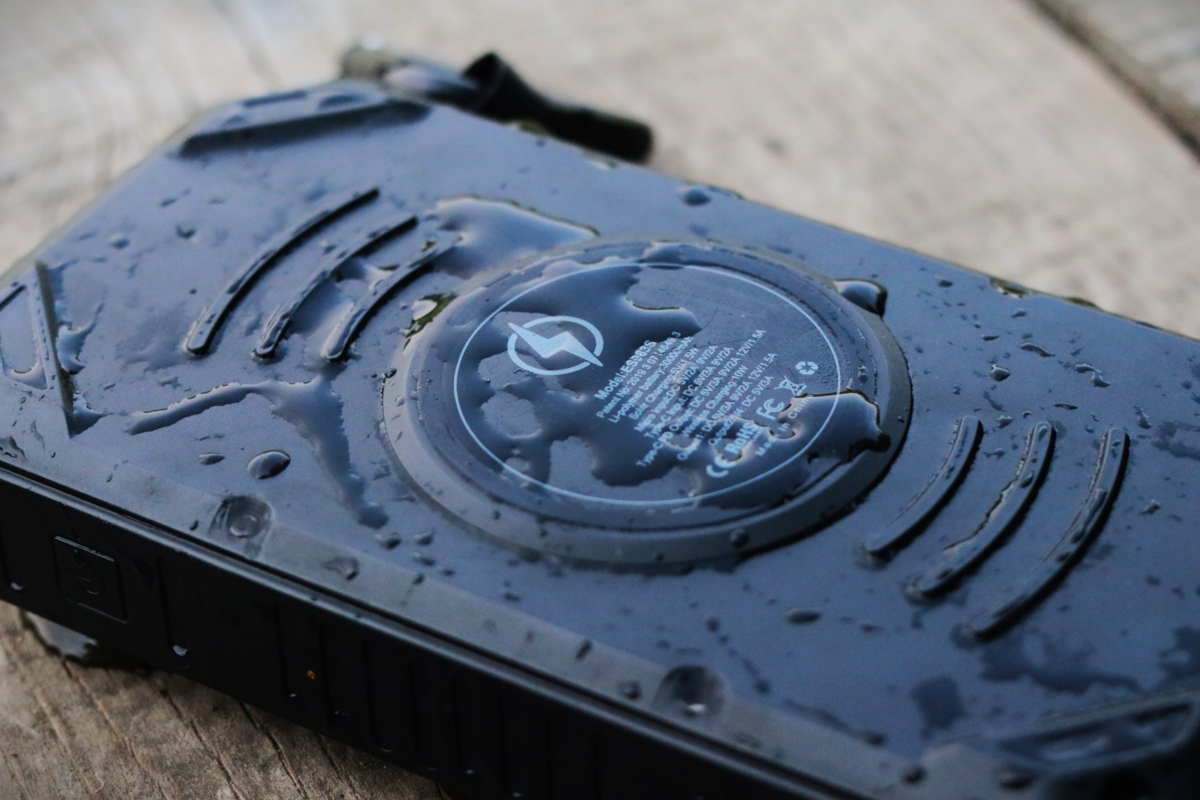 Solcelle Powerbank 30000mAh - Vandafvisende - 4 USB porte - Trådløs opladning - USB C - Lommelygte