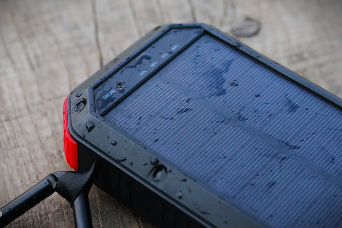 Solcelle Powerbank 30000mAh - Vandafvisende - 4 USB porte - Trådløs opladning - USB C - Lommelygte