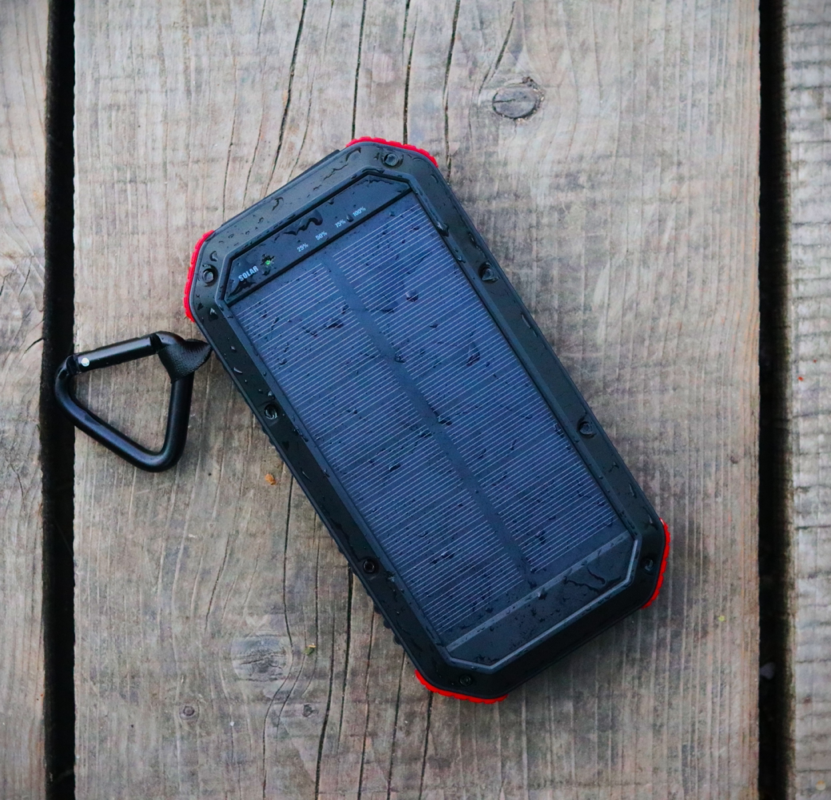 Solcelle Powerbank 30000mAh - Vandafvisende - 4 USB porte - Trådløs opladning - USB C - Lommelygte