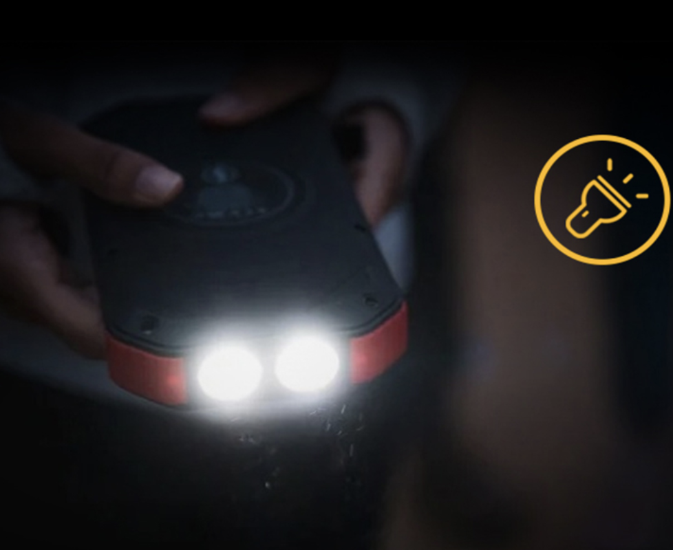 Solcelle Powerbank 30000mAh - Vandafvisende - 4 USB porte - Trådløs opladning - USB C - Lommelygte