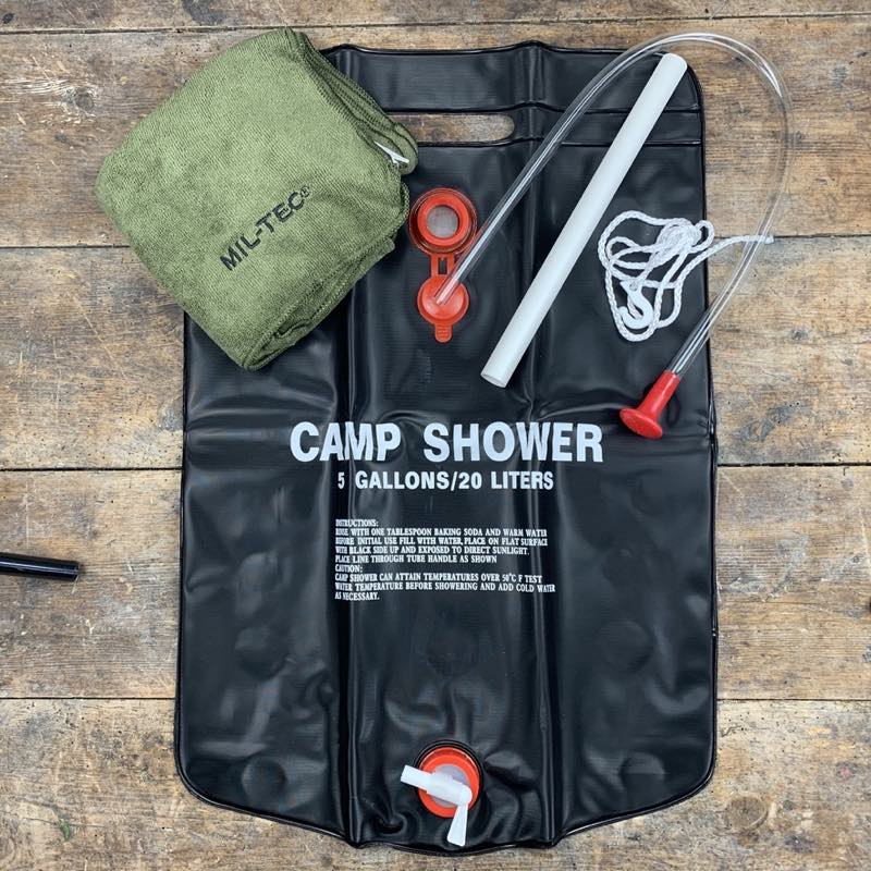 Sæt med Camp Shower & Microfiber Håndklæde