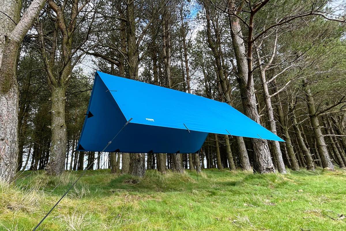 DD Hammocks Recycled Tarp 3. Tarp på 3 x 2,9 m I genanvendt og bæredygtigt materiale. Farve teal. Hængekøjely.