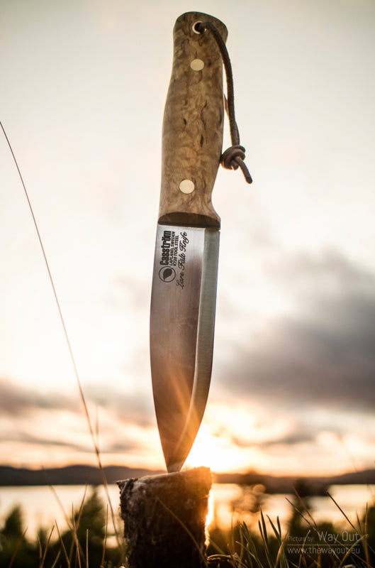 Bushcraft Kniv - Lars Fält fra Casström Curly Birch med læderskede ildstål