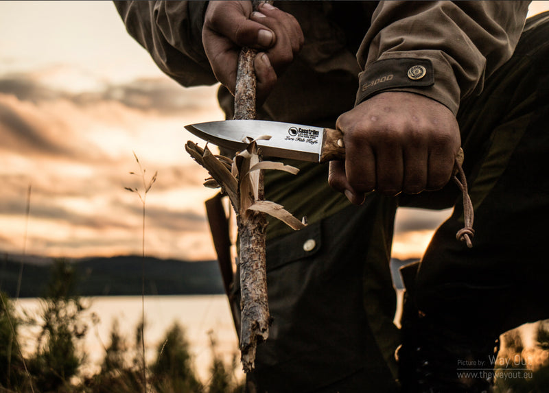 Bushcraft Kniv - Lars Fält fra Casström Curly Birch med læderskede ildstål