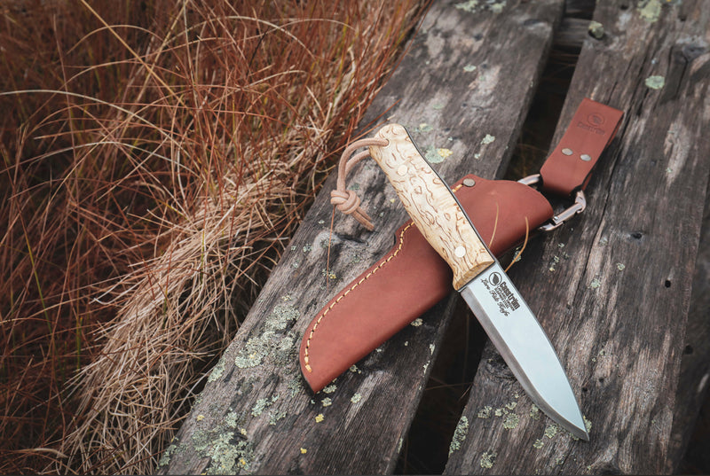 Bushcraft Kniv - Lars Fält fra Casström Curly Birch med læderskede ildstål