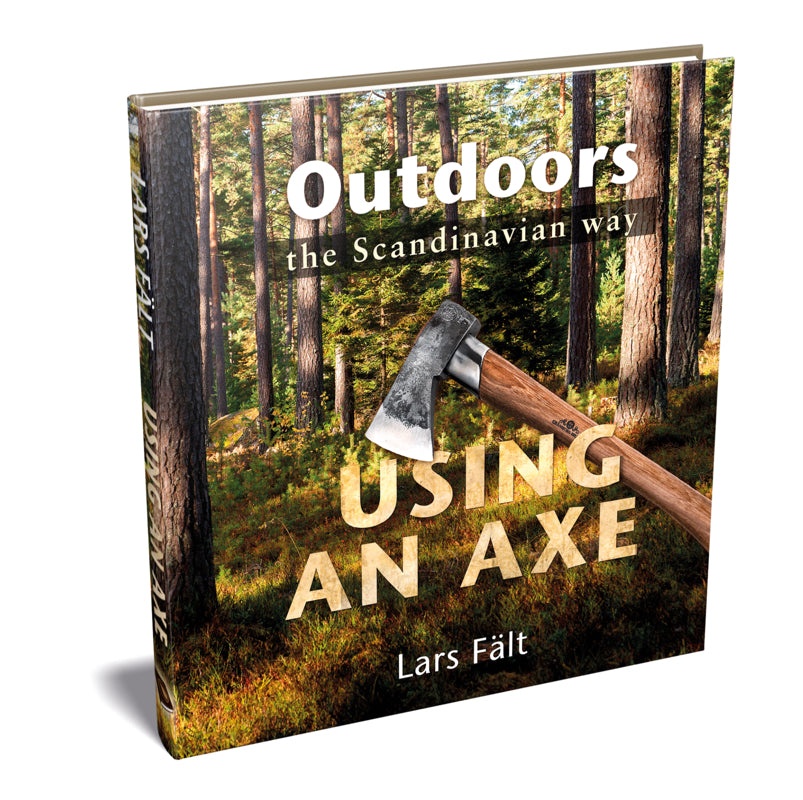 Outdoors the scandinavian way - Using an Axe - Lars Fält - Survival Bog økse
