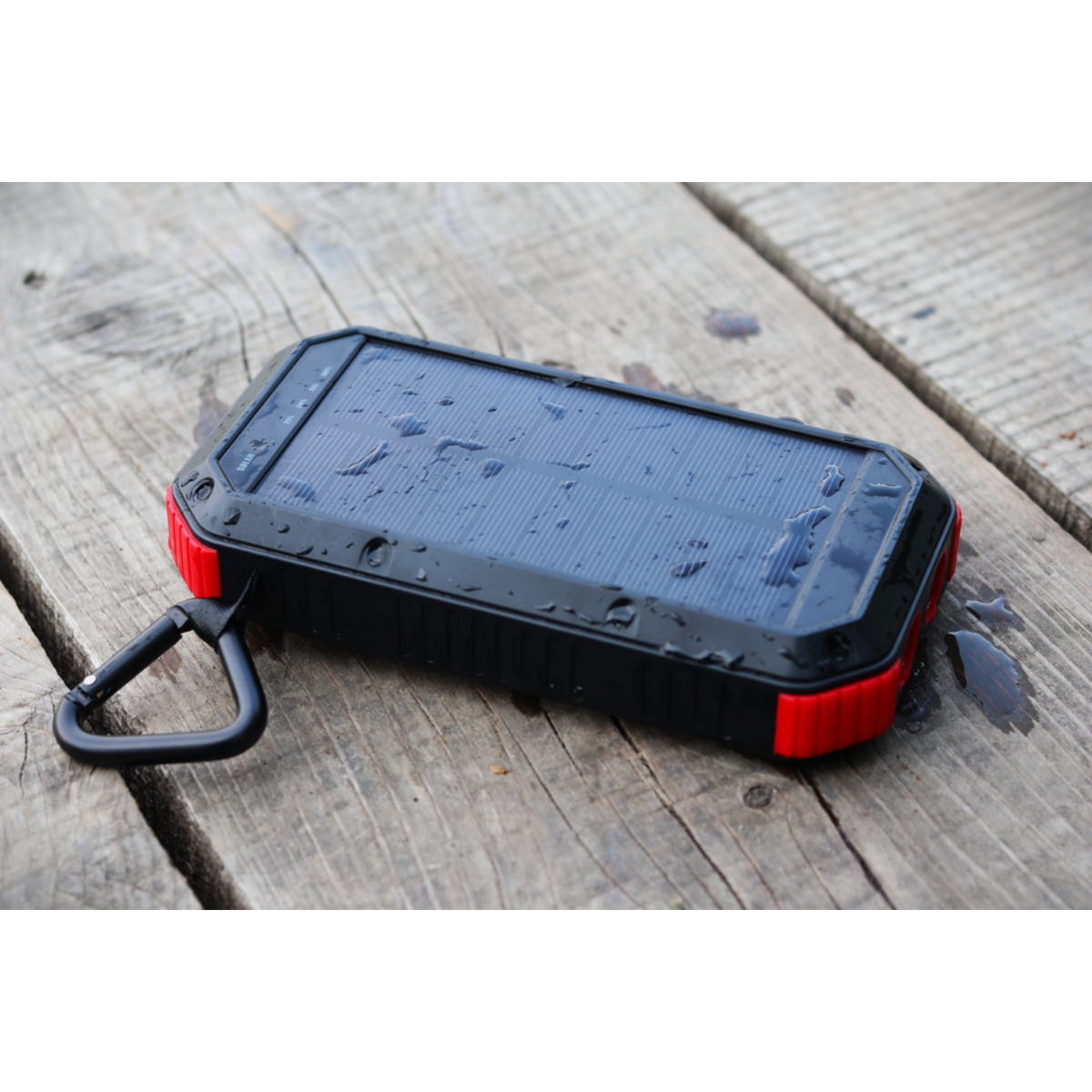 Solcelle Powerbank 30000mAh - Vandafvisende - 4 USB porte - Trådløs opladning - USB C - Lommelygte