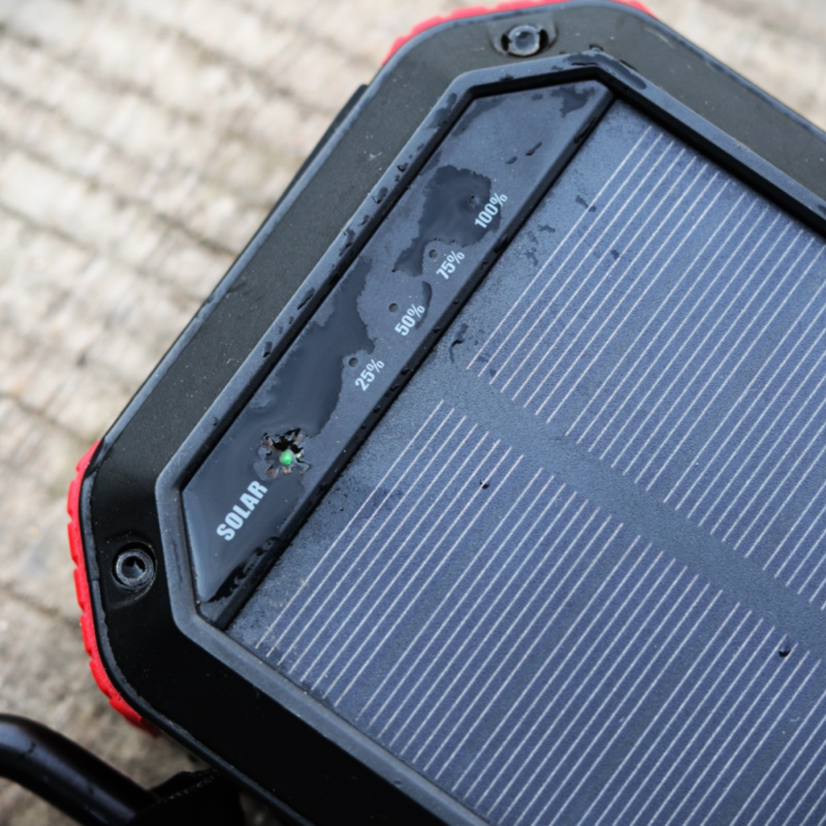 Solcelle Powerbank 30000mAh - Vandafvisende - 4 USB porte - Trådløs opladning - USB C - Lommelygte
