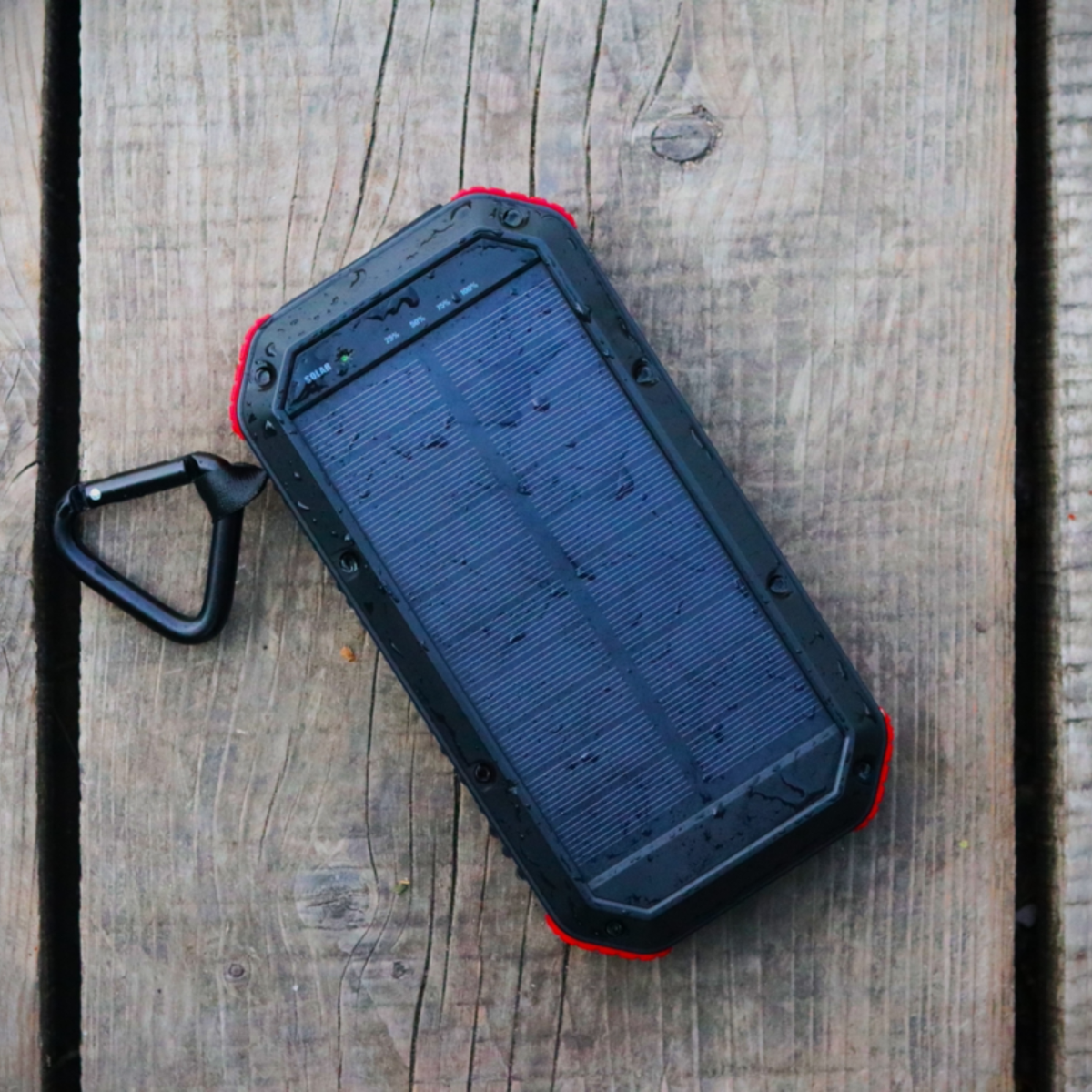 Solcelle Powerbank 30000mAh - Vandafvisende - 4 USB porte - Trådløs opladning - USB C - Lommelygte