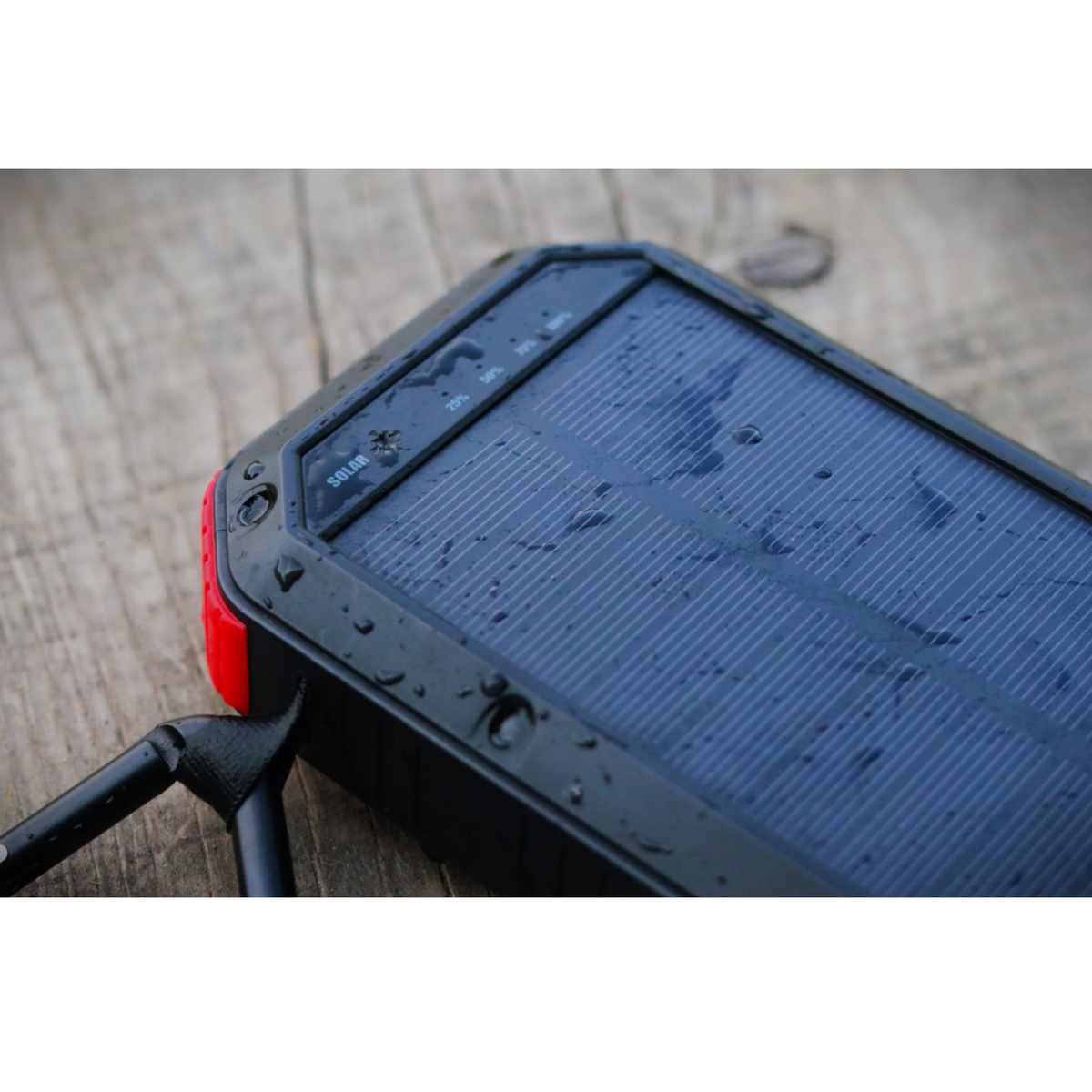 Solcelle Powerbank 30000mAh - Vandafvisende - 4 USB porte - Trådløs opladning - USB C - Lommelygte