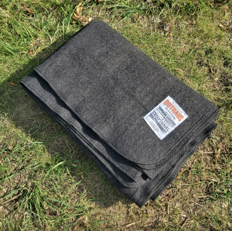Merino ulds tæppe med læder rem - Outhaus